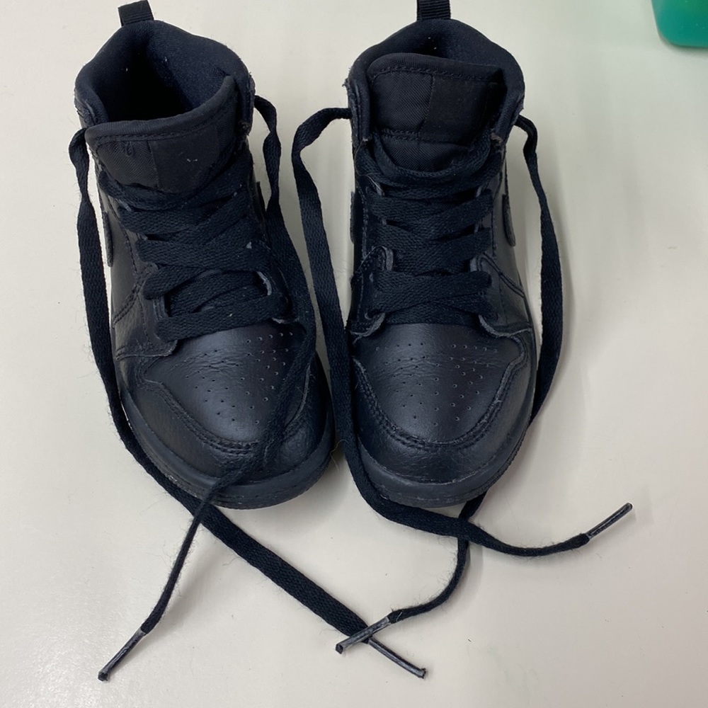 Toddler boy 11c Nike Jordan’s black. Like new!